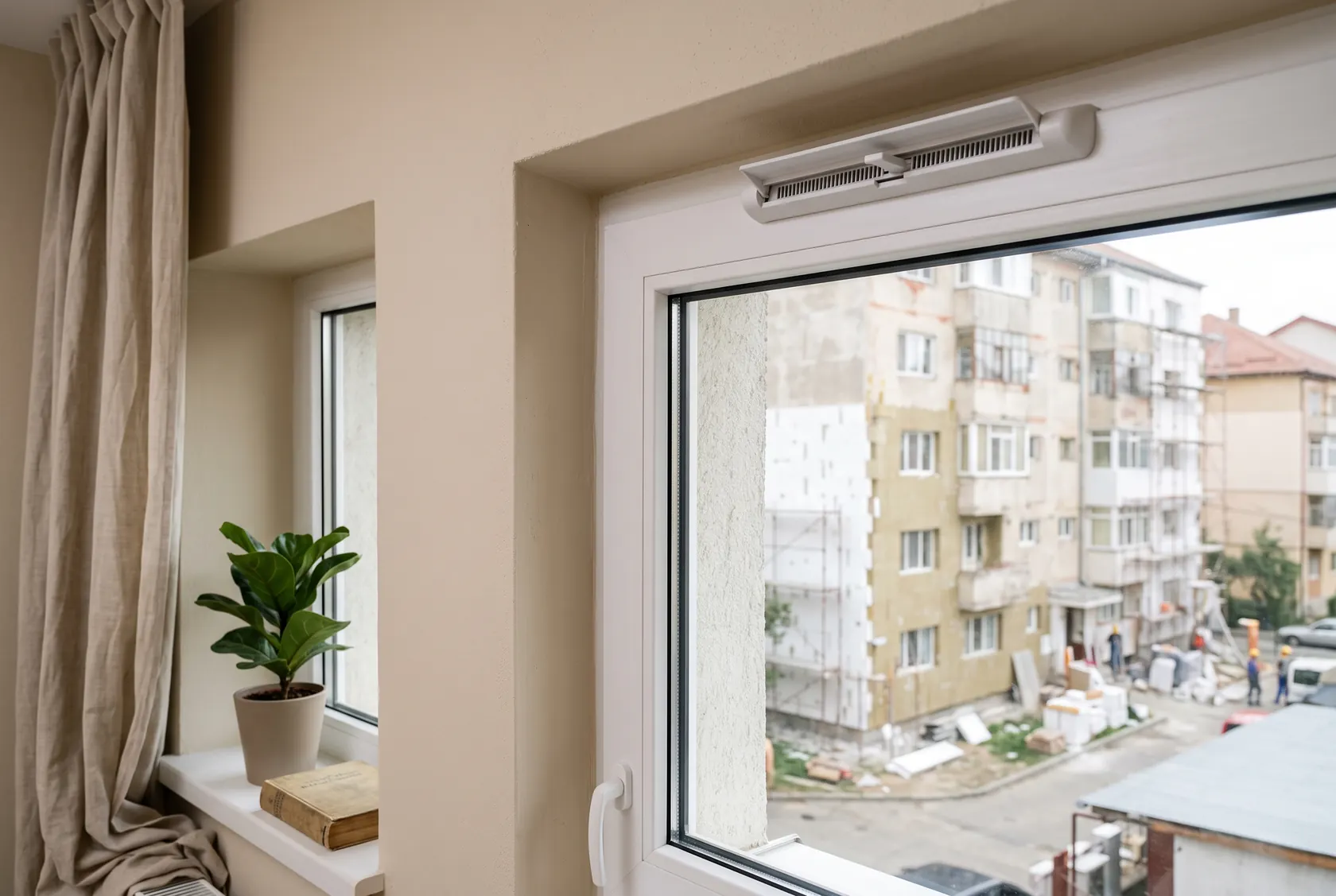 Fantă de ventilare cu clapetă de reglaj în rama ferestrei