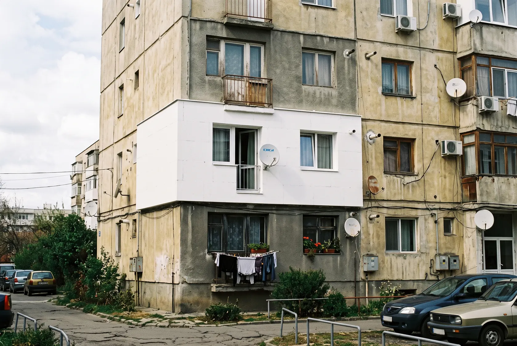 Apartament izolat singur pe fațada blocului, cu treaptă la margini