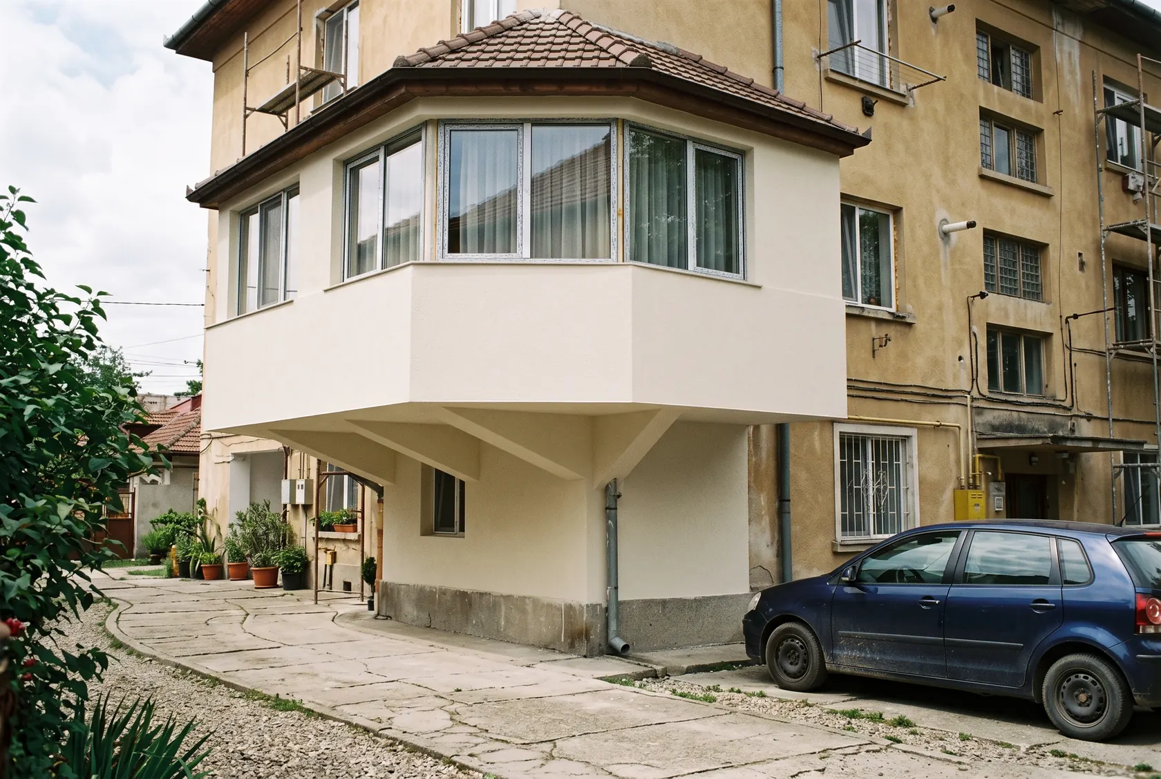 Bovindou în consolă cu intradosul izolat și tencuit