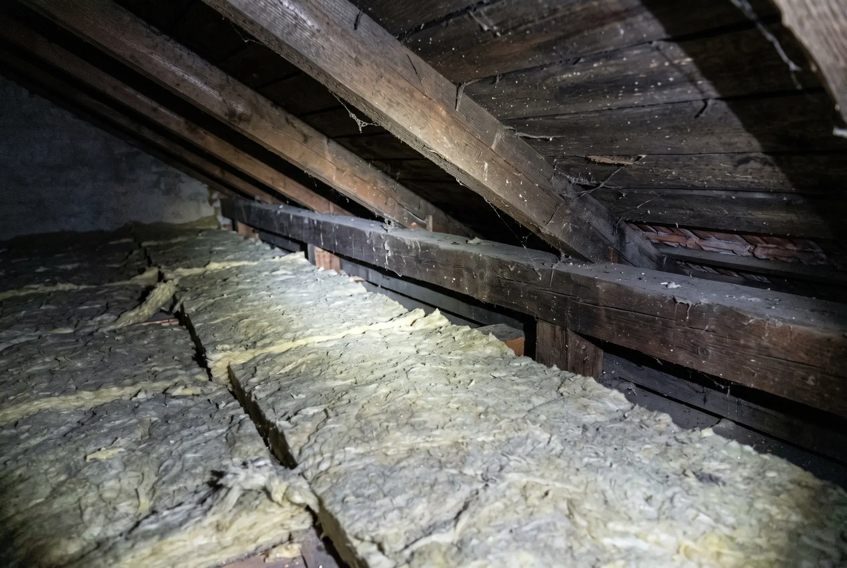Canal de ventilare liber la streașina unui pod rece