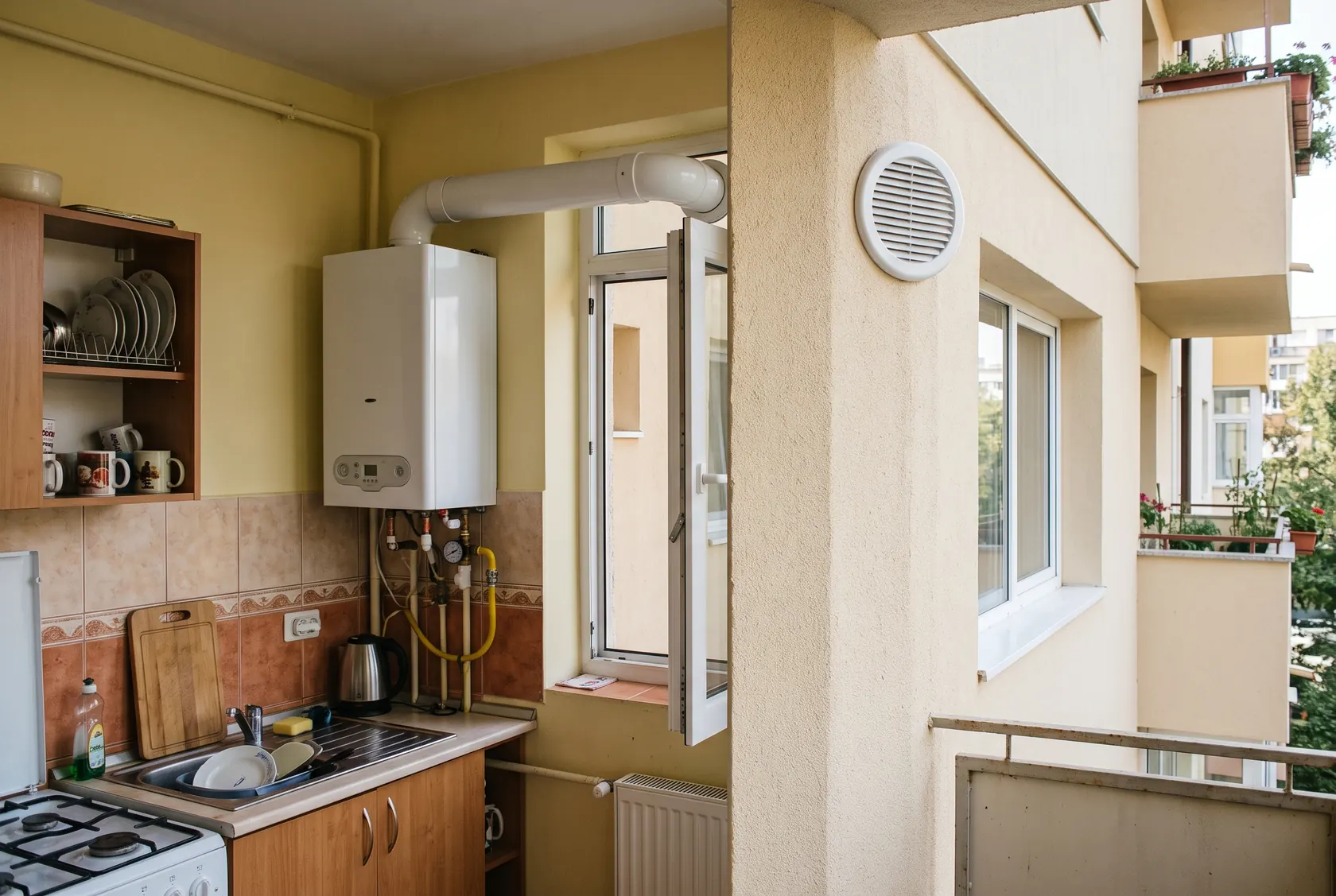 Centrală pe gaz cu tub coaxial și grilă de ventilare neobturată