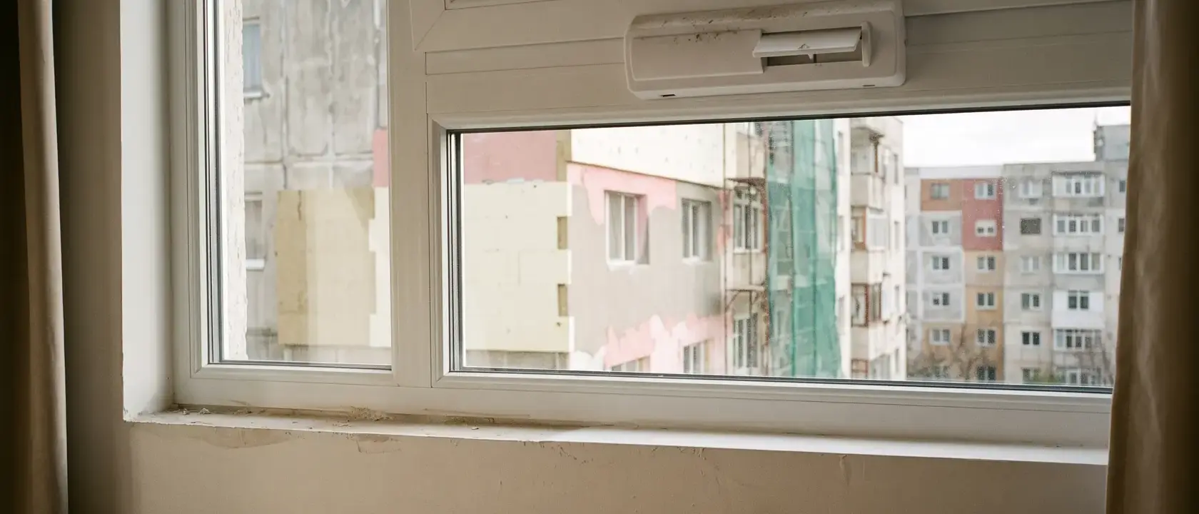 Fantă de ventilare în rama de sus a unei ferestre noi