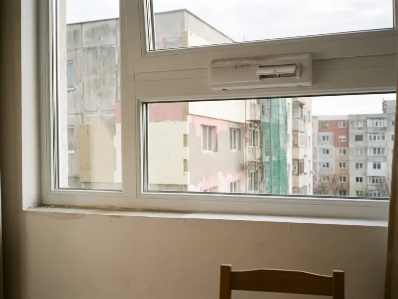 Fantă de ventilare în rama de sus a unei ferestre noi