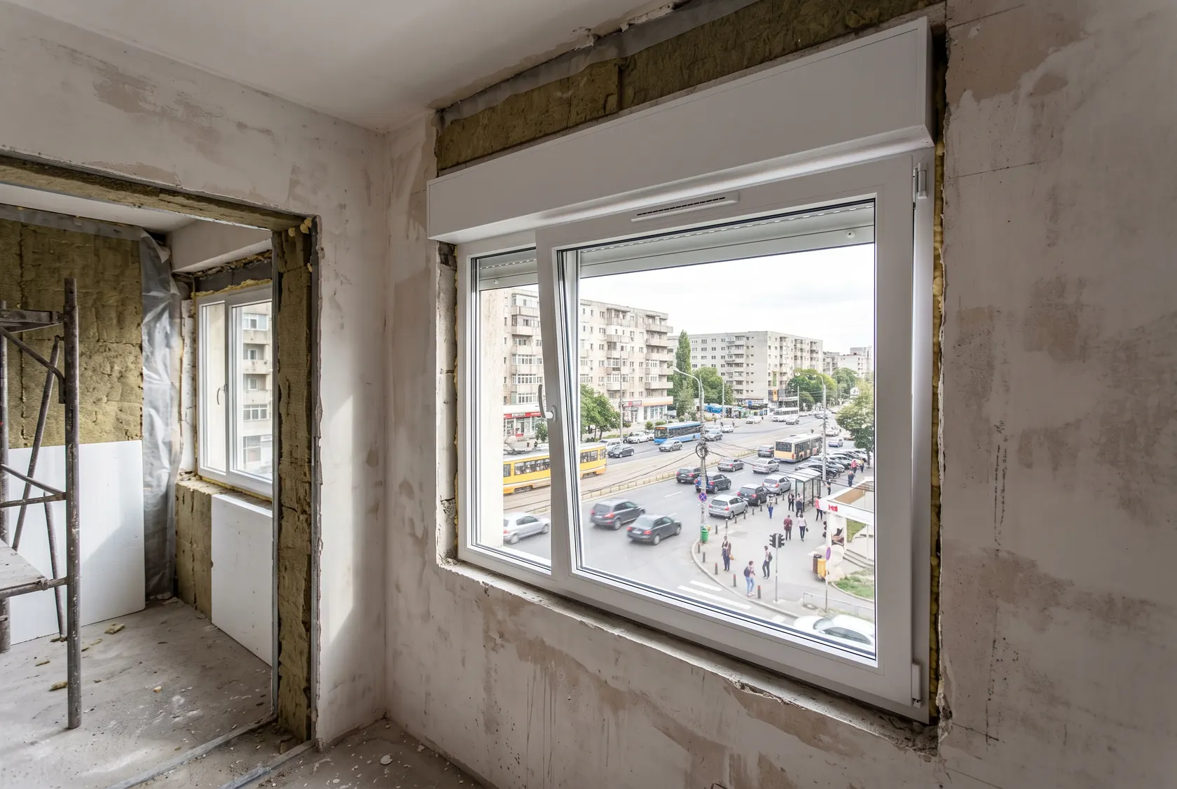 Fereastră nouă spre bulevard, cu aerator și casetă de rulou