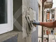 Înglobarea plasei din fibră de sticlă în masa de șpaclu, cu fâșie diagonală la colțul ferestrei
