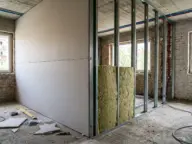 Perete de gips-carton cu două straturi de plăci și vată între montanți