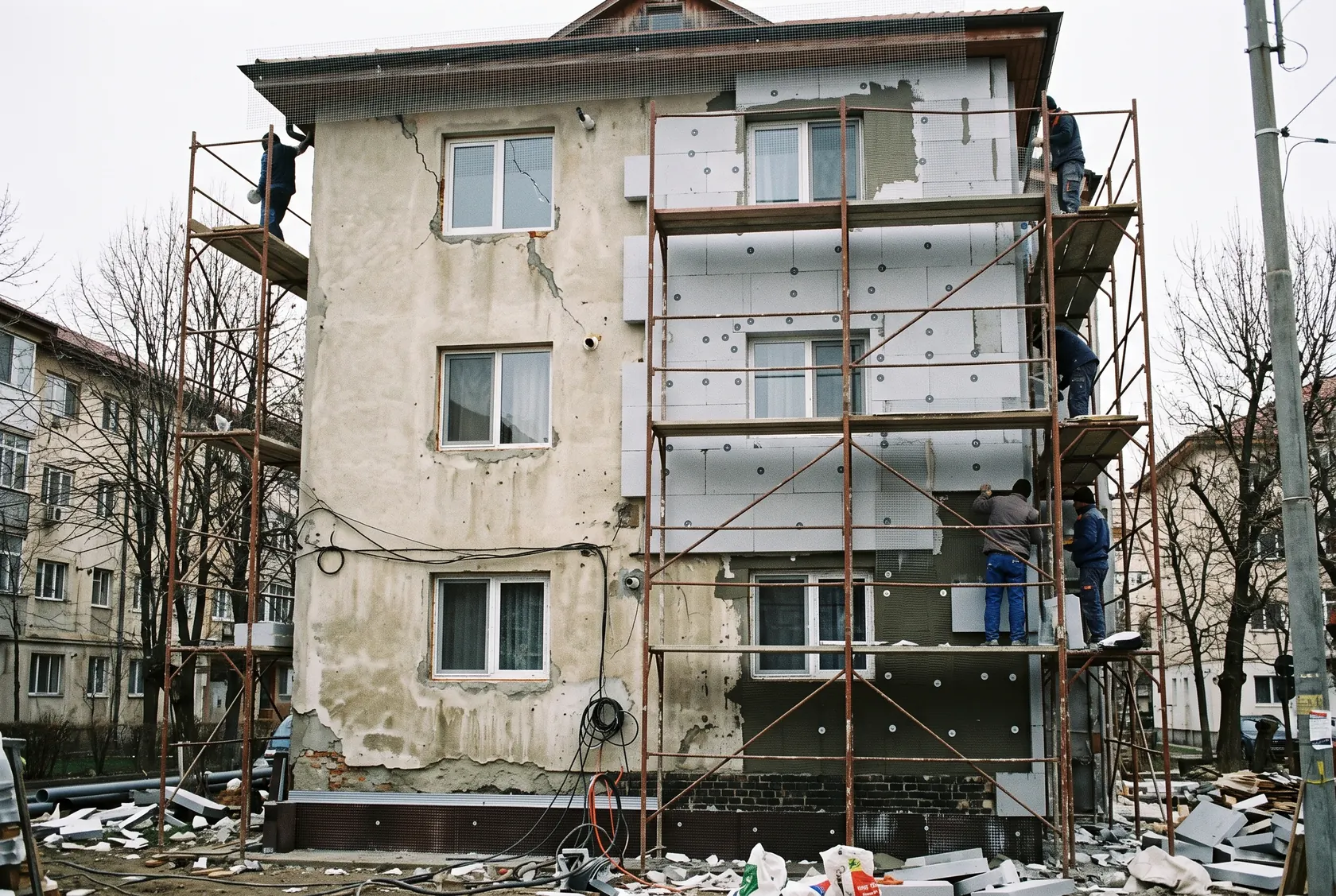Perete vechi cu tencuială desprinsă, umezeală și fisură, înainte de izolare