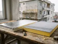Plăci PIR cu fețe de folie de aluminiu și de împâslitură, cu muchia tăiată
