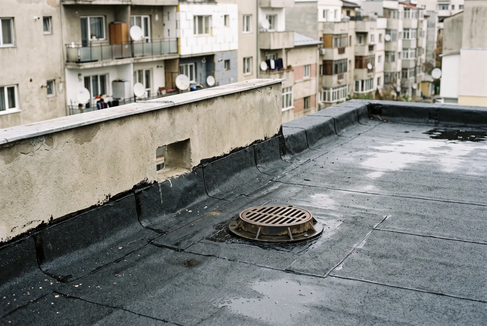 Receptor pluvial și preaplin prin atic pe o terasă