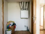 Recuperator de căldură central într-o debara, cu tubulatura izolată