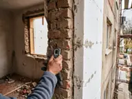 Zid de cărămidă cu polistiren pe exterior și termometru de contact pe fața interioară