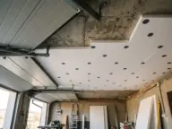 Tavanul garajului izolat cu plăci de vată bazaltică fixate cu dibluri