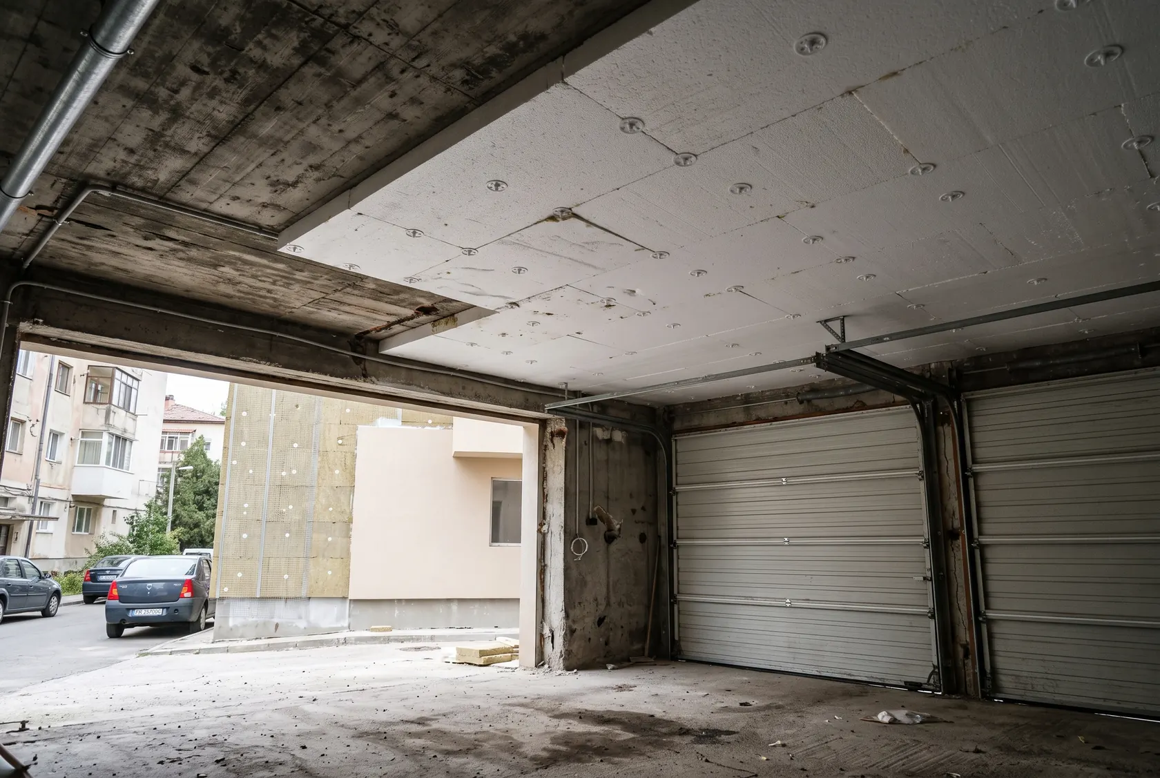 Plăci de vată bazaltică cu fața albă pe tavanul garajului