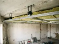 Structură de tavan suspendat pe suspensii elastice, cu vată deasupra profilelor