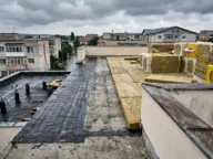 Terasă în renovare cu barieră de vapori și plăci de vată bazaltică lângă atic
