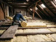 Vată minerală între grinzile podului și al doilea strat derulat perpendicular