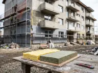 Vată de sticlă și vată bazaltică tăiate la aceeași grosime, alăturate